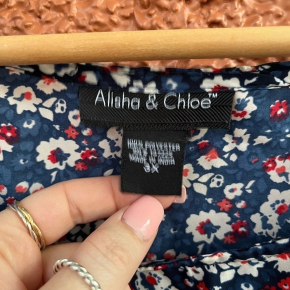 Alisha and Chloe Women’s Navy Floral Plus Size Blouse- Size 3XL - Picture 4 of 5